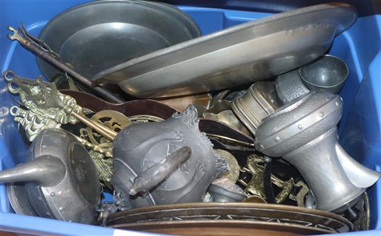 A quantity of mixed metalware including brass and pewter